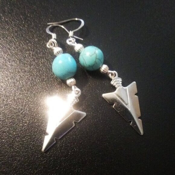 🍂🍁🍃 3/$25! Aqua & Bright Silver Arrowheads Lightweight Dangle Earrings - Picture 1 of 6